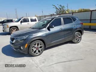 ✅ 2023 Kia Seltos SX • VIN: KNDETCA26P7380431 • Lot: 82426815. Wystawiony na Copart z przebiegiem 82 607 mil. Bezpłatny archiwum sprzedaży aukcyjnych z USA i szczegółowy raport historii pojazdu na DreamBid. Zdjęcie 1.