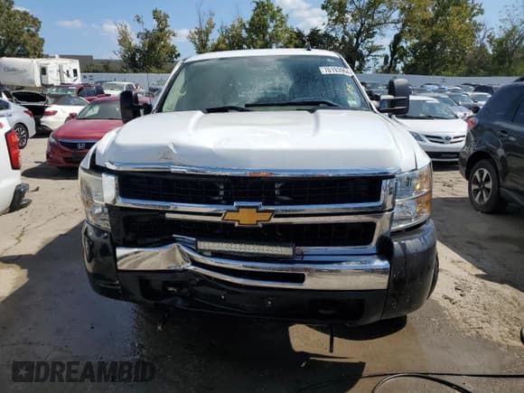 ✅ 2008 Chevrolet Silverado 2500HD 1LT • VIN: 1GCHK29K98E114493 • Lot: 70193904. Wystawiony na Copart z przebiegiem 215 117 mil. Bezpłatny archiwum sprzedaży aukcyjnych z USA i szczegółowy raport historii pojazdu na DreamBid. Zdjęcie 5.