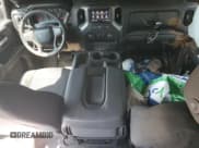 ✅ 2021 Chevrolet Silverado 1500 Custom Trail Boss • VIN: 3GCPYCEF5MG194516 • Lot: 62796633. Wystawiony na Copart z przebiegiem 61 451 mil. Bezpłatny archiwum sprzedaży aukcyjnych z USA i szczegółowy raport historii pojazdu na DreamBid. Zdjęcie 8.