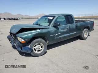 2000 Dodge Dakota with VIN 1B7GL22X8YS720710, listed as a Copart auction lot 71579604 with 302,044 mi miles and Salvage title. Bid and sale history available at DreamBid. Image 1.