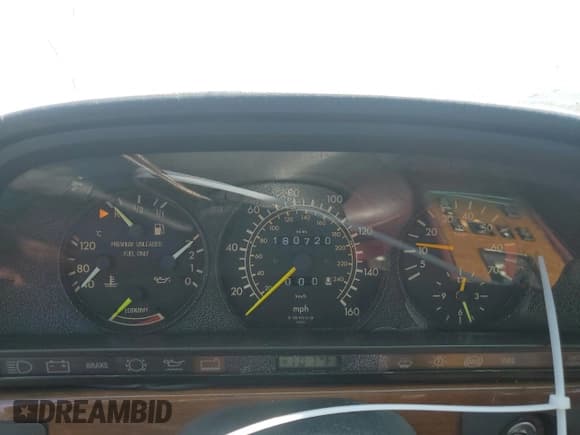 ✅ 1986 Mercedes-Benz 420 SEL • VIN: WDBCA35D7GA202151 • Lot: 62209695. Wystawiony na Copart z przebiegiem 180 720 mil. Bezpłatny archiwum sprzedaży aukcyjnych z USA i szczegółowy raport historii pojazdu na DreamBid. Zdjęcie 9.