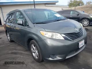 ✅ 2013 Toyota Sienna LE AAS • VIN: 5TDKK3DCXDS285852 • Lot: 43648576. Wystawiony na IAAI z przebiegiem 136 835 mil. Bezpłatny archiwum sprzedaży aukcyjnych z USA i szczegółowy raport historii pojazdu na DreamBid. Zdjęcie 1.