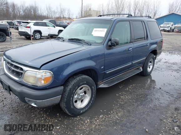 ✅ 2000 Ford Explorer XLT • VIN: 1FMZU83P2YZB75694 • Lot: 41932899. Wystawiony na IAAI z przebiegiem 245 229 mil. Bezpłatny archiwum sprzedaży aukcyjnych z USA i szczegółowy raport historii pojazdu na DreamBid. Zdjęcie 2.
