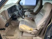 ✅ 1994 Chevrolet Suburban • VIN: 1GNFK16KXRJ424318 • Lot: 90022145. Wystawiony na Copart z przebiegiem 289 678 mil. Bezpłatny archiwum sprzedaży aukcyjnych z USA i szczegółowy raport historii pojazdu na DreamBid. Zdjęcie 7.