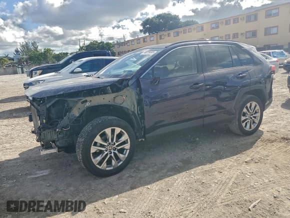 ✅ 2024 Toyota RAV4 XLE Premium • VIN: 2T3A1RFV0RW442746 • Лот: 96070495. Опубликован ранее на Copart с пробегом Не указан. Бесплатный доступ к архиву аукционных продаж из США и подробный отчёт об истории автомобиля на DreamBid. Изображение 1.