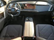 ✅ 2022 BMW iX xDrive50 • VIN: WB523CF09NCK46216 • Lot: 46918714. Wystawiony na Copart z przebiegiem 26 342 mil. Bezpłatny archiwum sprzedaży aukcyjnych z USA i szczegółowy raport historii pojazdu na DreamBid. Zdjęcie 8.