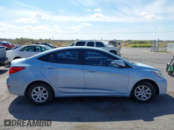 2013 Hyundai Accent GLS z VIN KMHCT4AE1DU413111, wystawiony jako IAAI lot #43342868 z przebiegiem 96 731 mil mil oraz . Historia ofert i sprzedaży dostępna na DreamBid. Obrazek 13.