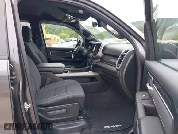 2020 Ram 1500 Big Horn z VIN 1C6SRFFT6LN108561, wystawiony jako IAAI lot #42996633 z przebiegiem 40 340 mil mil oraz . Historia ofert i sprzedaży dostępna na DreamBid. Obrazek 5.