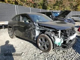 ✅ 2023 Mazda MX-30 Premium Plus • VIN: JM1DRADBXP0200211 • Lot: 77109834. Wystawiony na Copart z przebiegiem 10 778 mil. Bezpłatny archiwum sprzedaży aukcyjnych z USA i szczegółowy raport historii pojazdu na DreamBid. Zdjęcie 4.