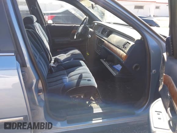 ✅ 1992 Ford Crown Victoria LX • VIN: 2FACP74W0NX123893 • Lot: 41830042. Wystawiony na IAAI z przebiegiem 99 047 mil. Bezpłatny archiwum sprzedaży aukcyjnych z USA i szczegółowy raport historii pojazdu na DreamBid. Zdjęcie 5.