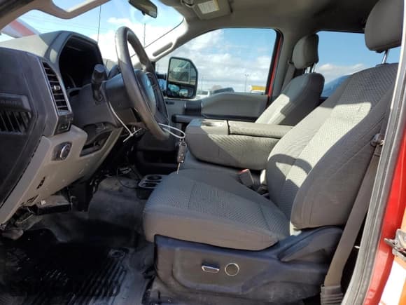 ✅ 2018 Ford F-450 XL • VIN: 1FD9W4HT6JEC95035 • Lot: 46436605. Wystawiony na Copart z przebiegiem Nie podano. Bezpłatny archiwum sprzedaży aukcyjnych z USA i szczegółowy raport historii pojazdu na DreamBid. Zdjęcie 7.