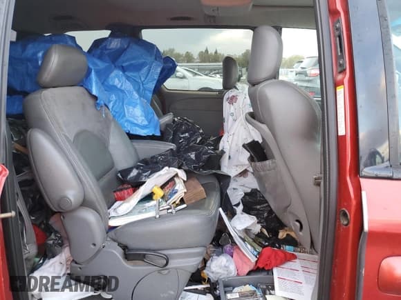 ✅ 2004 Chrysler Town & Country Limited • VIN: 2C8GP64L84R529353 • Лот: 91650915. Опубликован ранее на Copart с пробегом Не указан. Бесплатный доступ к архиву аукционных продаж из США и подробный отчёт об истории автомобиля на DreamBid. Изображение 11.