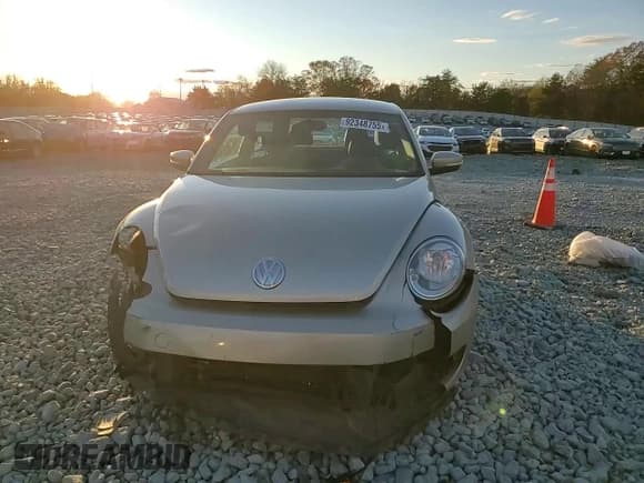 ✅ 2014 Volkswagen Beetle 1.8T • VIN: 3VWJ17AT0EM634798 • Lot: 92348755. Wystawiony na Copart z przebiegiem 95 806 mil. Bezpłatny archiwum sprzedaży aukcyjnych z USA i szczegółowy raport historii pojazdu na DreamBid. Zdjęcie 13.