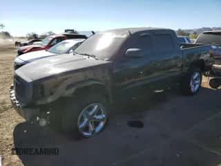 2007 Dodge Dakota SLT z VIN 1D7HW48J07S241356, wystawiony jako Copart lot #75355384 z przebiegiem 207 020 mil mil oraz Szkoda całkowita • Salvage title. Historia ofert i sprzedaży dostępna na DreamBid. Obrazek 1.