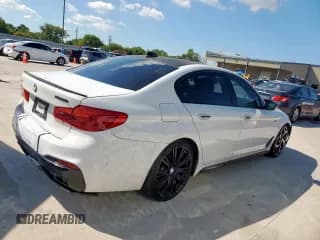 ✅ 2018 BMW 5 Series M550i xDrive • VIN: WBAJB9C54JB034746 • Лот: 71218435. Опубликован ранее на Copart с пробегом 128 279 миль. Бесплатный доступ к архиву аукционных продаж из США и подробный отчёт об истории автомобиля на DreamBid. Изображение 3.