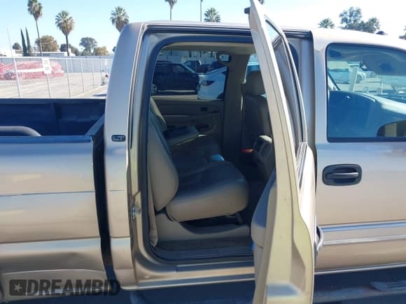 ✅ 2005 Chevrolet Silverado 2500HD LT • VIN: 1GCHK23215F881768 • Lot: 43517833. Listed on IAAI with 232,626 mi. Free auction sales archive from the USA and detailed vehicle history report at DreamBid. Image 8.