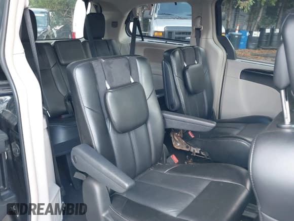 ✅ 2011 Chrysler Town & Country Limited • VIN: 2A4RR6DG9BR611543 • Lot: 43534489. Wystawiony na IAAI z przebiegiem 215 025 mil. Bezpłatny archiwum sprzedaży aukcyjnych z USA i szczegółowy raport historii pojazdu na DreamBid. Zdjęcie 8.