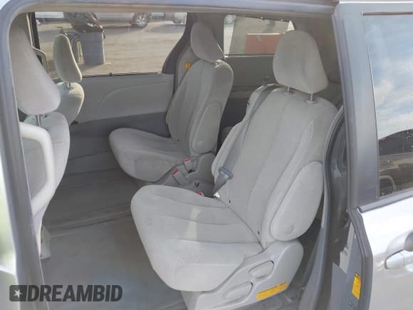 ✅ 2013 Toyota Sienna LE • VIN: 5TDKK3DC4DS332521 • Lot: 43663981. Wystawiony na IAAI z przebiegiem 116 966 mil. Bezpłatny archiwum sprzedaży aukcyjnych z USA i szczegółowy raport historii pojazdu na DreamBid. Zdjęcie 8.