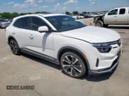 ✅ 2024 VinFast VF 8 Plus • VIN: RLLV1AFA6RH004423 • Lot: 64814695. Wystawiony na Copart z przebiegiem 8 863 mil. Bezpłatny archiwum sprzedaży aukcyjnych z USA i szczegółowy raport historii pojazdu na DreamBid. Zdjęcie 4.