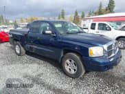 ✅ 2006 Dodge Dakota SLT • VIN: 1D7HW42K06S718321 • Lot: 43566712. Wystawiony na IAAI z przebiegiem 144 141 mil. Bezpłatny archiwum sprzedaży aukcyjnych z USA i szczegółowy raport historii pojazdu na DreamBid. Zdjęcie 1.