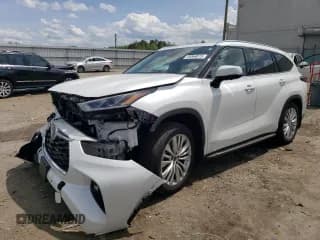 ✅ 2024 Toyota Highlander Hybrid Platinum • VIN: 5TDEBRCH0RS639298 • Лот: 55066015. Опубликован ранее на Copart с пробегом 11 707 миль. Бесплатный доступ к архиву аукционных продаж из США и подробный отчёт об истории автомобиля на DreamBid. Изображение 1.