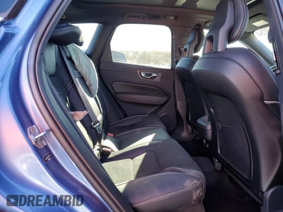 ✅ 2018 Volvo XC60 R-Design • VIN: LYVA22RMXJB096322 • Lot: 43659264. Wystawiony na Copart z przebiegiem 57 481 mil. Bezpłatny archiwum sprzedaży aukcyjnych z USA i szczegółowy raport historii pojazdu na DreamBid. Zdjęcie 11.