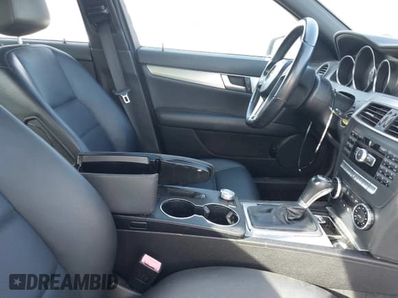 ✅ 2014 Mercedes-Benz C 250 Sport • VIN: WDDGF4HBXEG233110 • Lot: 43793050. Wystawiony na IAAI z przebiegiem 107 449 mil. Bezpłatny archiwum sprzedaży aukcyjnych z USA i szczegółowy raport historii pojazdu na DreamBid. Zdjęcie 5.