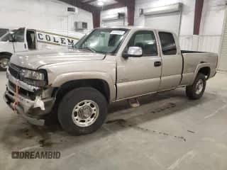 1999 Chevrolet Silverado 2500 LS z VIN 1GCGK29U5XE212688, wystawiony jako Copart lot #51125315 z przebiegiem 155 155 mil mil oraz Szkoda całkowita • Salvage title. Historia ofert i sprzedaży dostępna na DreamBid. Obrazek 1.