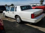 ✅ 1997 Lincoln Town Car Signature • VIN: 1LNLM82W6VY741808 • Lot: 75015464. Wystawiony na Copart z przebiegiem Nie podano. Bezpłatny archiwum sprzedaży aukcyjnych z USA i szczegółowy raport historii pojazdu na DreamBid. Zdjęcie 2.
