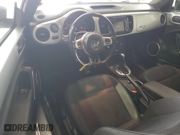 ✅ 2014 Volkswagen Beetle 2.5L • VIN: 3VWJX7ATXEM614430 • Lot: 92179165. Wystawiony na Copart z przebiegiem 169 965 mil. Bezpłatny archiwum sprzedaży aukcyjnych z USA i szczegółowy raport historii pojazdu na DreamBid. Zdjęcie 8.