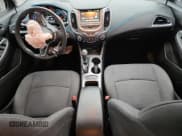 ✅ 2018 Chevrolet Cruze LT • VIN: 1G1BE5SM0J7172361 • Lot: 84968795. Wystawiony na Copart z przebiegiem 74 695 mil. Bezpłatny archiwum sprzedaży aukcyjnych z USA i szczegółowy raport historii pojazdu na DreamBid. Zdjęcie 8.