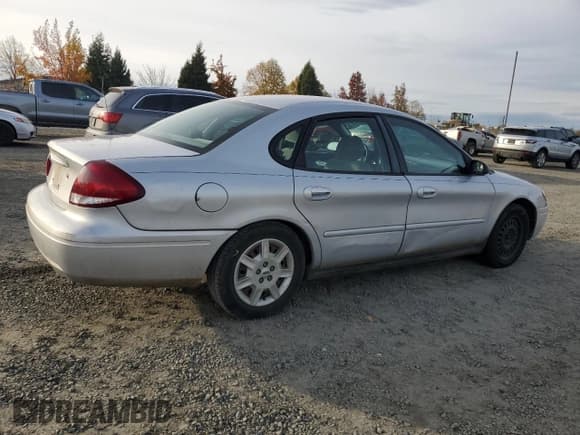 ✅ 2005 Ford Taurus SE • VIN: 1FAFP53U25A304178 • Lot: 90742915. Wystawiony na Copart z przebiegiem 139 168 mil. Bezpłatny archiwum sprzedaży aukcyjnych z USA i szczegółowy raport historii pojazdu na DreamBid. Zdjęcie 3.