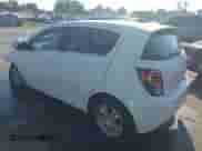 2015 Chevrolet Sonic LT z VIN 1G1JC6SB8F4201796, wystawiony jako IAAI lot #42801612 z przebiegiem 209 607 mil mil oraz . Historia ofert i sprzedaży dostępna na DreamBid. Obrazek 3.