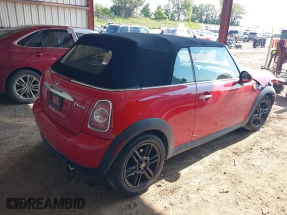 ✅ 2014 MINI Convertible • VIN: WMWZN3C59ET569675 • Lot: 42378842. Wystawiony na IAAI z przebiegiem 70 352 mil. Bezpłatny archiwum sprzedaży aukcyjnych z USA i szczegółowy raport historii pojazdu na DreamBid. Zdjęcie 4.