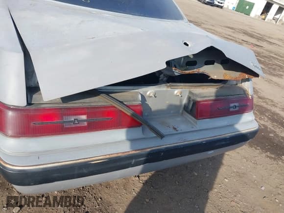 ✅ 1984 Ford Thunderbird • VIN: 1FABP4639EH103591 • Lot: 41663890. Wystawiony na IAAI z przebiegiem Nie podano. Bezpłatny archiwum sprzedaży aukcyjnych z USA i szczegółowy raport historii pojazdu na DreamBid. Zdjęcie 6.