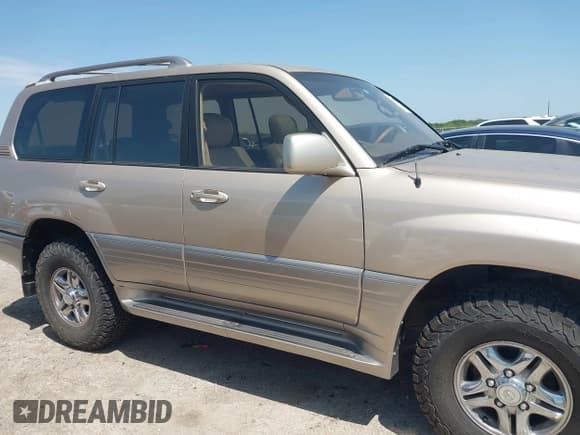 ✅ 2001 Lexus LX 470 • VIN: JTJHT00W613510736 • Лот: 42005639. Опубликован ранее на IAAI с пробегом 274 227 миль. Бесплатный доступ к архиву аукционных продаж из США и подробный отчёт об истории автомобиля на DreamBid. Изображение 13.