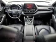 ✅ 2022 Toyota Highlander Hybrid LE • VIN: 5TDZARAH2NS511839 • Lot: 51715975. Wystawiony na Copart z przebiegiem 162 228 mil. Bezpłatny archiwum sprzedaży aukcyjnych z USA i szczegółowy raport historii pojazdu na DreamBid. Zdjęcie 8.