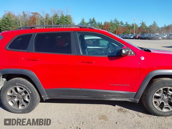 ✅ 2019 Jeep Cherokee Trailhawk • VIN: 1C4PJMBX7KD298488 • Lot: 40697687. Listed on IAAI with 127,060 mi. Free auction sales archive from the USA and detailed vehicle history report at DreamBid. Image 13.