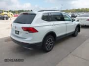 ✅ 2020 Volkswagen Tiguan SE • VIN: 3VV2B7AX2LM006165 • Lot: 43451353. Wystawiony na IAAI z przebiegiem 99 099 mil. Bezpłatny archiwum sprzedaży aukcyjnych z USA i szczegółowy raport historii pojazdu na DreamBid. Zdjęcie 4.