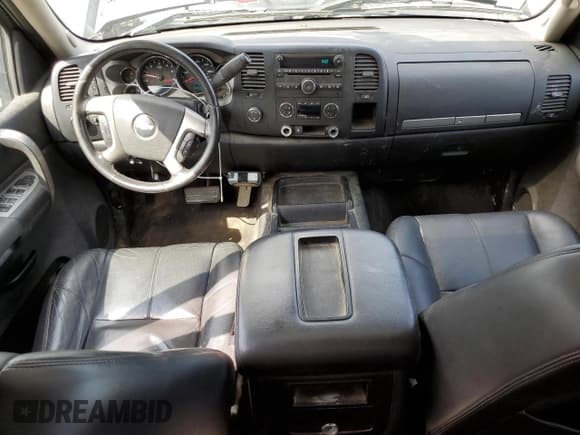 ✅ 2008 Chevrolet Silverado 2500HD 1LT • VIN: 1GCHK29KX8E175321 • Lot: 56190415. Wystawiony na Copart z przebiegiem 135 748 mil. Bezpłatny archiwum sprzedaży aukcyjnych z USA i szczegółowy raport historii pojazdu na DreamBid. Zdjęcie 8.