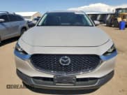 ✅ 2022 Mazda CX-30 S Premium • VIN: 3MVDMBDL0NM443757 • Lot: 61443764. Wystawiony na Copart z przebiegiem 9 254 mil. Bezpłatny archiwum sprzedaży aukcyjnych z USA i szczegółowy raport historii pojazdu na DreamBid. Zdjęcie 5.