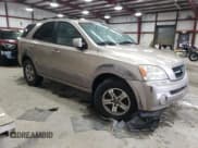 ✅ 2004 Kia Sorento LX • VIN: KNDJC733645261331 • Лот: 58527635. Опубликован ранее на Copart с пробегом 135 139 миль. Бесплатный доступ к архиву аукционных продаж из США и подробный отчёт об истории автомобиля на DreamBid. Изображение 4.