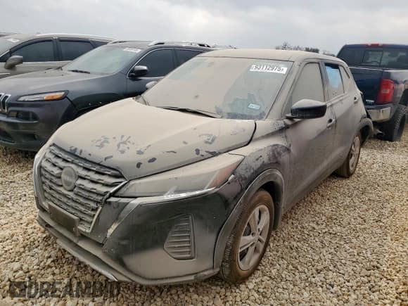 ✅ 2024 Nissan Kicks S • VIN: 3N1CP5BV4RL583707 • Лот: 93112975. Опубликован ранее на Copart с пробегом 10 626 миль. Бесплатный доступ к архиву аукционных продаж из США и подробный отчёт об истории автомобиля на DreamBid. Изображение 1.