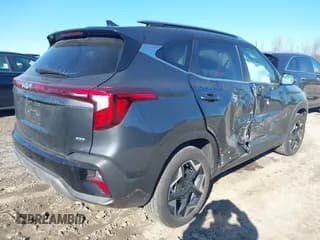 ✅ 2025 Kia Seltos EX • VIN: KNDERCAA8S7728907 • Лот: 43557378. Опубликован ранее на IAAI с пробегом 9 673 миль. Бесплатный доступ к архиву аукционных продаж из США и подробный отчёт об истории автомобиля на DreamBid. Изображение 4.