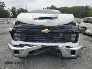 ✅ 2024 Chevrolet Silverado 2500HD Work Truck • VIN: 1GC1YLE73RF227780 • Lot: 70801734. Wystawiony na Copart z przebiegiem Nie podano. Bezpłatny archiwum sprzedaży aukcyjnych z USA i szczegółowy raport historii pojazdu na DreamBid. Zdjęcie 5.