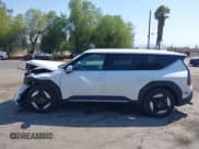 ✅ 2024 Kia EV9 Light Long Range • VIN: KNDAB5S15R6030624 • Lot: 43088991. Wystawiony na IAAI z przebiegiem 31 515 mil. Bezpłatny archiwum sprzedaży aukcyjnych z USA i szczegółowy raport historii pojazdu na DreamBid. Zdjęcie 14.