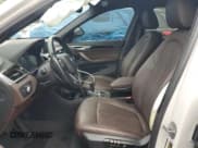 ✅ 2019 BMW X1 sDrive28i • VIN: WBXHU7C51K5L11243 • Lot: 61818985. Wystawiony na Copart z przebiegiem 64 734 mil. Bezpłatny archiwum sprzedaży aukcyjnych z USA i szczegółowy raport historii pojazdu na DreamBid. Zdjęcie 7.