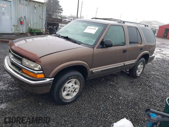 2000 Chevrolet Blazer LT with VIN 1GNDT13W1YK162399, listed as a IAAI auction lot 41461888 with 152,028 mi miles and . Bid and sale history available at DreamBid. Image 2.
