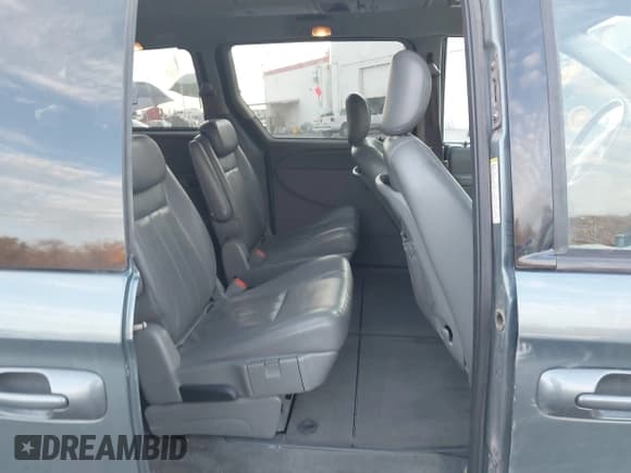 ✅ 2005 Dodge Caravan SXT • VIN: 2D4GP44L95R299610 • Lot: 43657743. Wystawiony na IAAI z przebiegiem 363 004 mil. Bezpłatny archiwum sprzedaży aukcyjnych z USA i szczegółowy raport historii pojazdu na DreamBid. Zdjęcie 8.