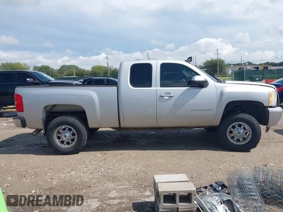 2010 Chevrolet Silverado 1500 LT с VIN 1GCSKSE33AZ173896, выставлен на аукционе IAAI как лот 43259193 с пробегом 143 529 миль миль и . История ставок и продаж доступна на DreamBid. Изображение 13.